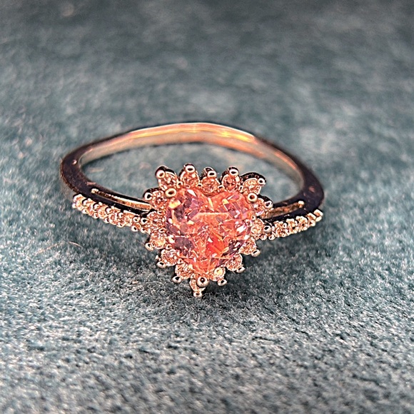 Size 6 3/4- 7 Heart Shaped Ladies Fashion Ring - Picture 1 of 4